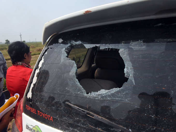 बीजेपी नेता भारती घोष के वाहन पर हुआ था पथराव