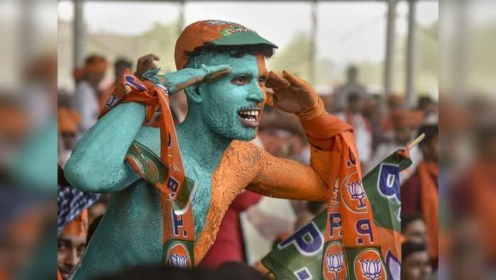 ????????? ????? ???? ????????? ??????? ???? ??????? ????? ???? ?????? ???? ??????.  Buxar: A BJP supporter gestures during Prime Minister Narendra Modi's election campaign rally ahead of the last phase of Lok Sabha polls, in Buxar, Tuesday, May 14, 2019. (PTI Photo) (PTI5_14_2019_000063A)