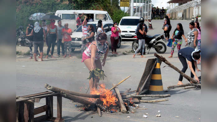 Relatives of inmates block the entrance of a prison in Brazilian state of Amazonas during a riot in Manaus, Brazil May 26, 2019. Picture taken May 26, 2019. REUTERS/Sandro Pereira NO RESALES. NO ARCHIVES