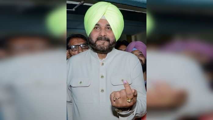 Indian Punjab Cabinet Minister Navjot Singh Sidhu shows his ink-marked finger after casting his vote during the 7th and final phase of India's general election at a polling station in Amritsar on May 19, 2019. - Voting in one of India's most acrimonious elections in decades entered its final day on May 19 as Hindu nationalist Prime Minister Narendra Modi scrambled to hang on to his overall majority. (Photo by NARINDER NANU / AFP)