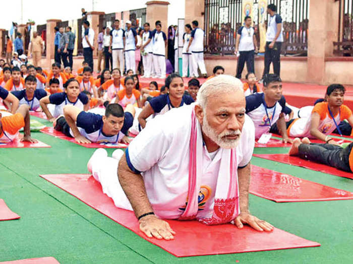 Yoga मजब त शर र और स वस थ द म ग च ह ए त कर य ग प एम म द Pm Modi Says That For A Strong Body And Healthy Mind Make Yoga Integral Part Of Your Life