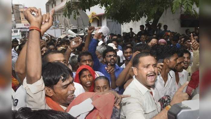 ?????????? ?????????????? ????????? ?????? ????.  Muzaffarpur: People shout slogans against Bihar Chief Minister Nitish Kumar during his visit to Shri Krishna Medical College and Hospital (SKMCH) to review the situation prevailing due to Acute Encephalitis Syndrome (AES) in Muzaffarpur, Tuesday, June 18, 2019. More than 100 children have died in the district due to the disease. (PTI Photo)  (PTI6_18_2019_000043B)