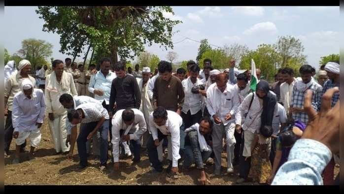 अडगाव येथील शेतकरी संजय ढोकणे यांनी बुधवारी जाहीर निमंत्रण देवून एचटीबीटी बियाण्यांची पेरणी केली. शेतकरी तंत्रज्ञान स्वत्रंतेकरिता शेतकरी संघटनेने पुकारलेल्या आंदोलनाला पाठिंबा म्हणून करण्यात आलेल्या या पेरणीवेळी शेतकरी संघटनेचे कार्यकर्ते मोठ्या संख्येने उपस्थित होते.