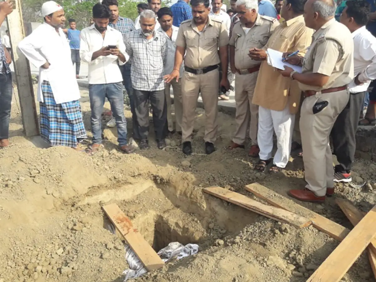 OMG: : दफन होने के 24 घंटे बाद ही कब्रिस्तान से 3 बच्चों की लाश गायब, मच  गया हड़कंप