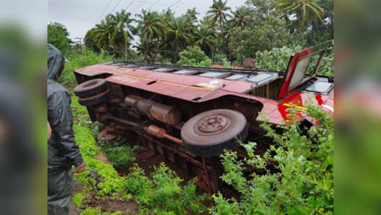 रत्नागिरीत शेतात बस उलटली, २३ विद्यार्थी जखमी