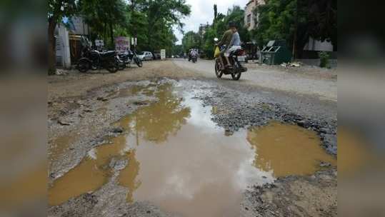 पावसाने लावली रस्त्यांची वाट