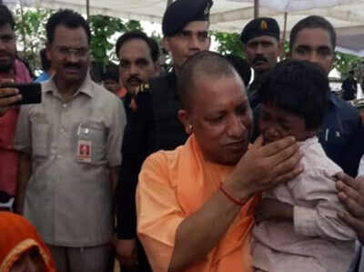 सोनभद्र हत्याकांड के पीड़ितों से मिले सीएम योगी सोनभद्र हत्याकांड के पीड़ितों से मिले सीएम योगी