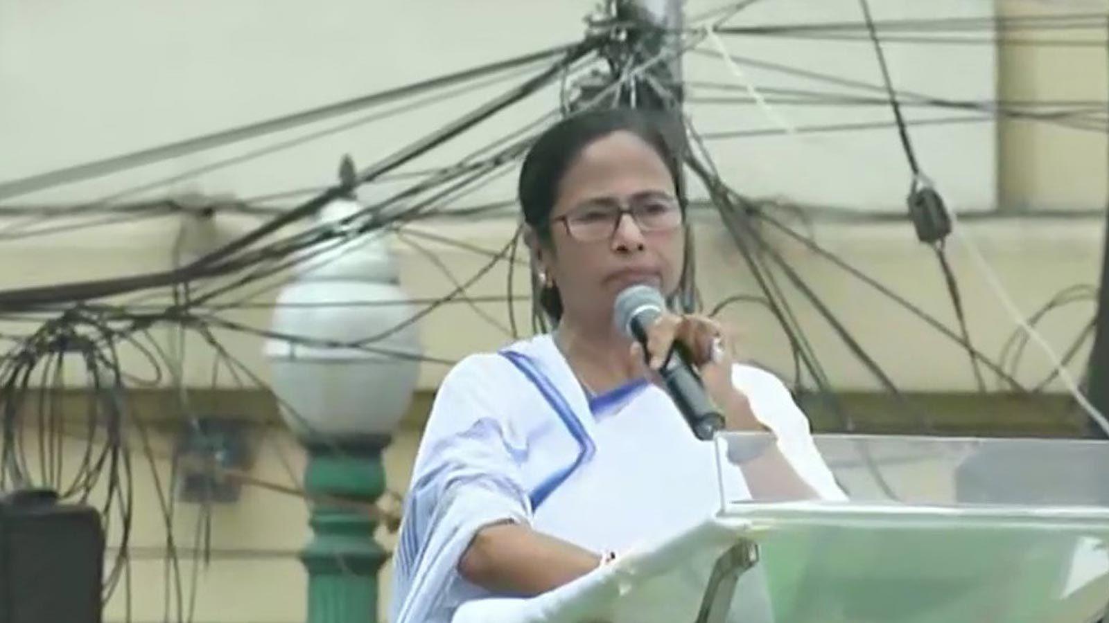 mamta banerjee martyrs day rally: पश्चिम बंगाल: शहीद दिवस पर ममता बनर्जी ने  दिखाई ताकत, ईवीएम के बहाने बीजेपी पर अटैक - west bengal cm mamta banerjee  shows strength on martyrs day