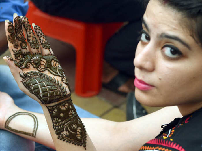 Teej 2019 Special Mehndi Designs Latest Mehndi Designs For Teej Festival ह थ म ख ब फब ग य ल ट स ट म ह द ड ज इन Navbharat Times Navbharat Times