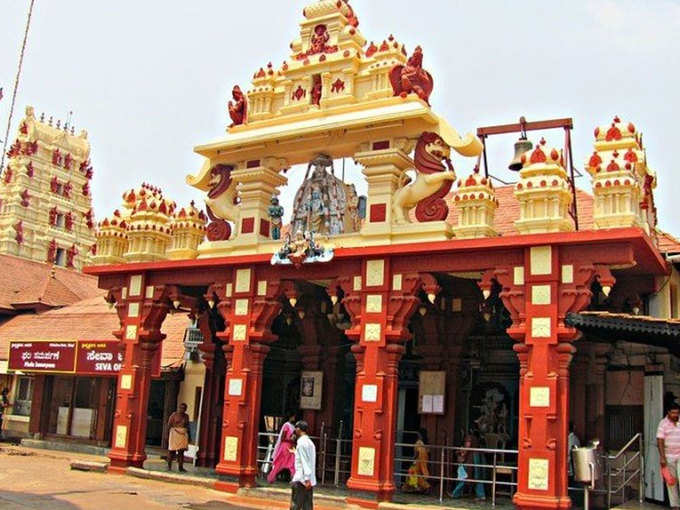 krishna temple Karnataka: यहां खिड़की से होते हैं कन्‍हैया के दर्शन, एक बार  जरूर जाएं कर्नाटक के इस मंदिर में - once definitely go to this krishna  temple of karnatak | Navbharat Times