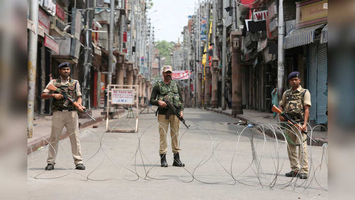 Indian security personnel stand guard along a deserted street during restrictions in Jammu, August 5, 2019. REUTERS/Mukesh Gupta     TPX IMAGES OF THE DAY