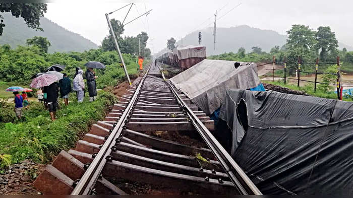 मुसळधार पावसाने ओडिशातील रायगड आणि तितलीगड रेल्वे स्टेशनच्या दरम्यान मालगाडीचे तीन डबे घसरले. पावसाने रेल्वेमार्ग वाहून गेला आहे.