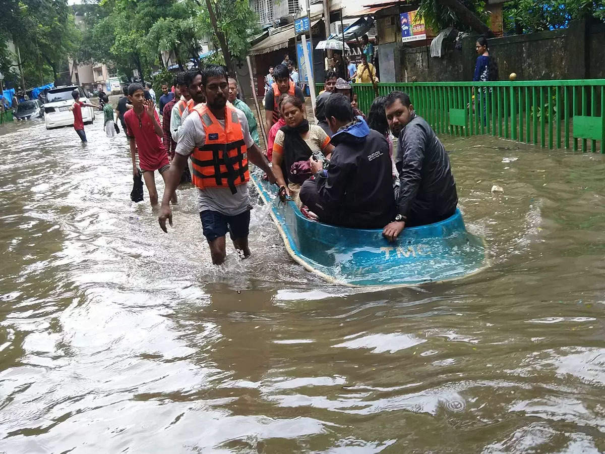 Maharashtra Flood पश च म मह र ष ट र म भ र ब र श स ब ढ 25 क म त ल ख क स रक ष त स थ न पर पह च य गय Floods After Incessant Rains In West Maharashtra Claim Many