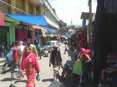 जम्मू कश्मीर: पुंछ में कर्फ्यू में ढील के दौरान लोगों ने ईद की खरीददारी की जम्मू कश्मीर: पुंछ में कर्फ्यू में ढील के दौरान लोगों ने ईद की खरीददारी की