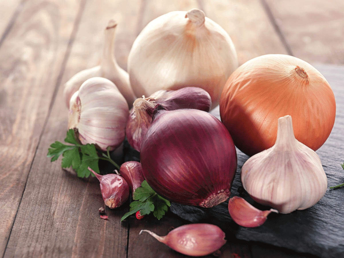 ayurveda onion and garlic: सीमित मात्रा में खाएं प्याज और लहसुन, होंगे फायदे ही फायदे - ayurveda does not recommend excessive use of onions and garlic know reason and benefits | Navbharat Times