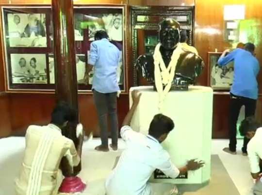 K Kamaraj ப த ய ல கல ல ர வந த ம ணவர கள க க ந த மன றத த ன ந தன தண டன College Students Cleaning Kamarajar Memorial Hall Over Disciplinary Action In Virudhunagar Samayam Tamil