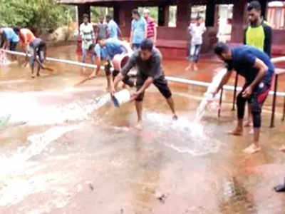 केरल: बाढ़ के बाद हिंदू और मुस्लिम समुदाय ने साथ मिलकर की मंदिर की सफाई 