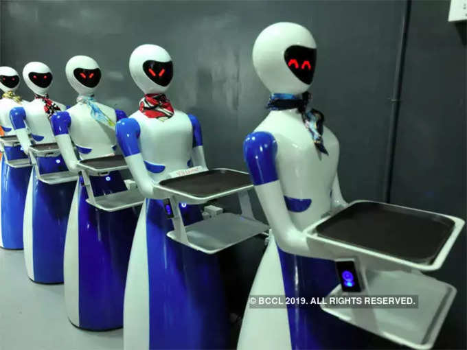 ​6 रोबोट की टीम सर्व करती है खाना