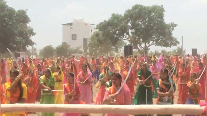 जामनगर: 2,000 राजपूत महिलाओं ने तलवारबाजी में अपने जौहर दिखा बनाया विश्व कीर्तिमान 