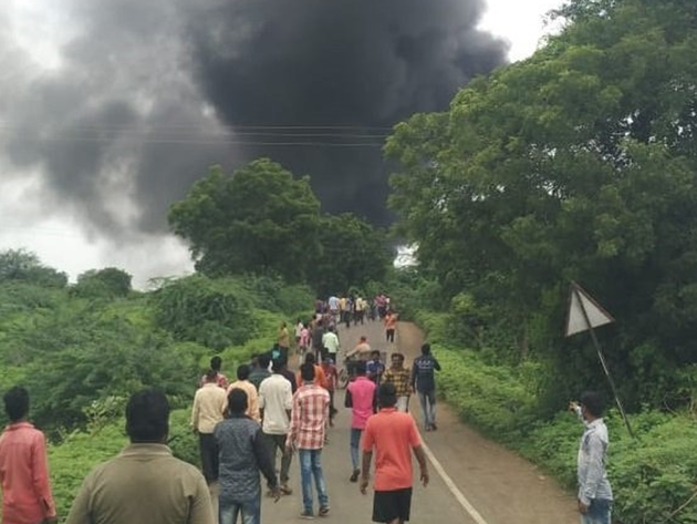 केमिकल फैक्ट्री में आग लगने के बाद उठता धुआं केमिकल फैक्ट्री में आग लगने के बाद उठता धुआं