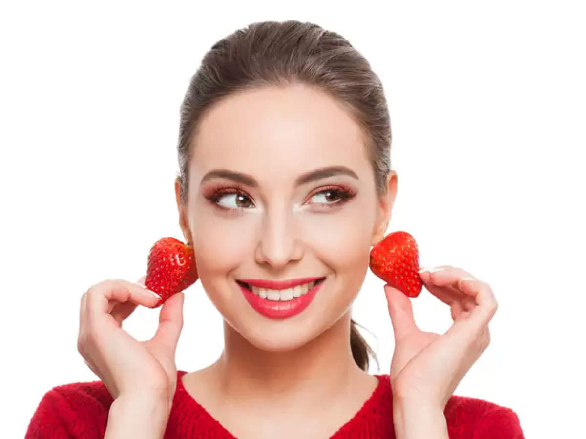 Beauty Benefits Of Strawberry आपक स क न क स परफ र ट ह Strawberry ज न फ यद Strawberries For Younger Looking Skin Navbharat Times