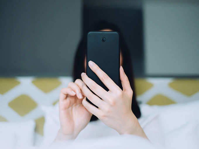 lifestyle side effects of checking your mobile first thing in the morning  after waking up | Navbharat Times Photogallery