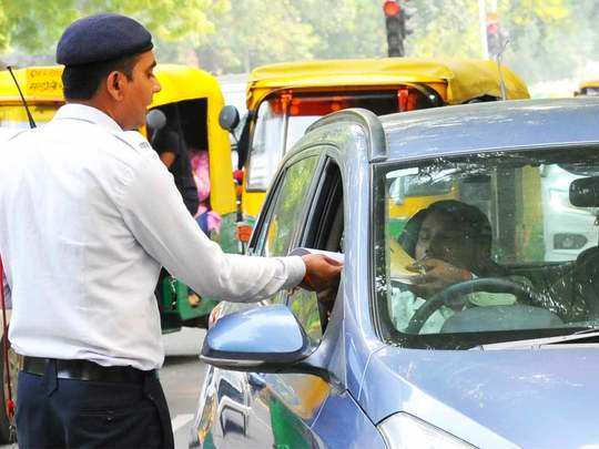 new traffic rules: कान में हैंड्स फ्री लगाकर ड्राइव करने पर भी लगेगा 5000 रुपये जुर्माना - fine on using mobile phone or hands free while driving | Navbharat Times