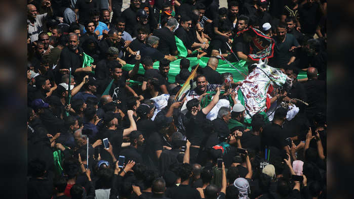 Iraqi Shi'ite Muslims gather as they re-enact a scene from the 7th century battle of Kerbala during a ceremony marking Ashura in the holy city of Kerbala, Iraq, September 10, 2019. REUTERS/Abdullah Dhiaa Al-Deen