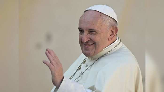 Pope Francis waves to pilgrims upon his arrival for his weekly general audience at St. Peter's square in the Vatican, on September 11, 2019. (Photo by Vincenzo PINTO / AFP)