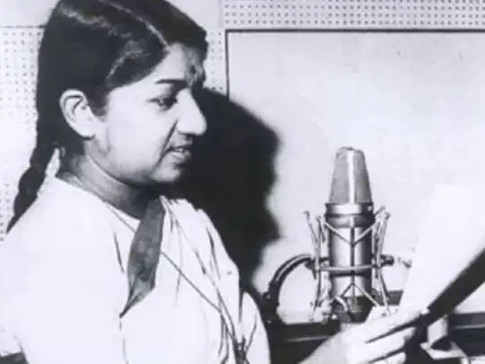 lata mangeshkar songs: लता मनातलीः रैना बीती जायें... शाम न आयें... - Music Lovers Sentiment On Lata Mangeshkar Songs | Maharashtra Times - Maharashtra Times