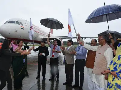 हवाई सेवा का शुभारंभ करते मुख्‍यमंत्री