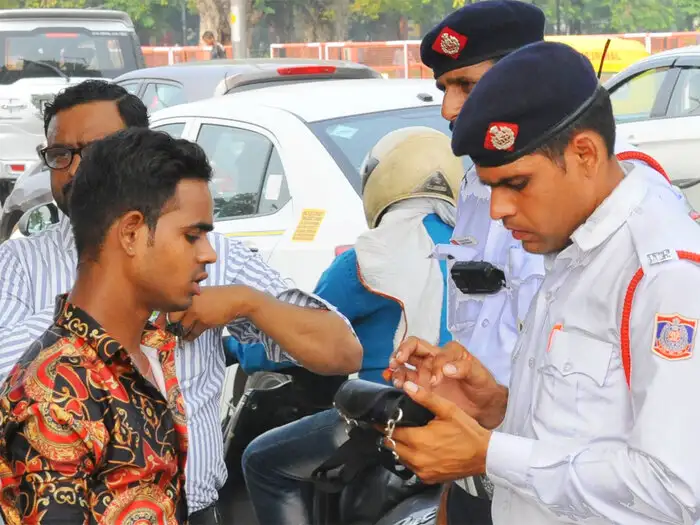delhi traffic police: 300 टीम करेंगे चालान, 350 टीम संभालेंगी ट्रैफिक - 300  teams will challan, 350 teams will handle traffic | Navbharat Times
