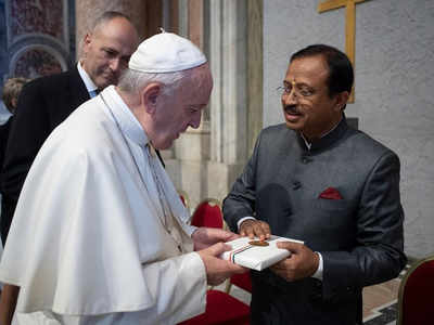 वेटिकन सिटी में पोप फ्रांसिस से मिले विदेश राज्यमंत्री, भेंट की भगवद् गीता अकॉर्डिंग टू गांधी पुस्तक 