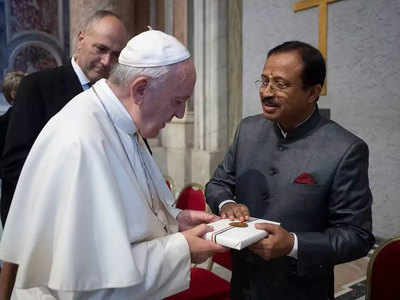 केंद्रीय मंत्री मुरलीधरन ने पोप फ्रांसिस से मुलाकात की, भगवदगीता अकॉर्डिंग टू गांधी दी तोहफे में 