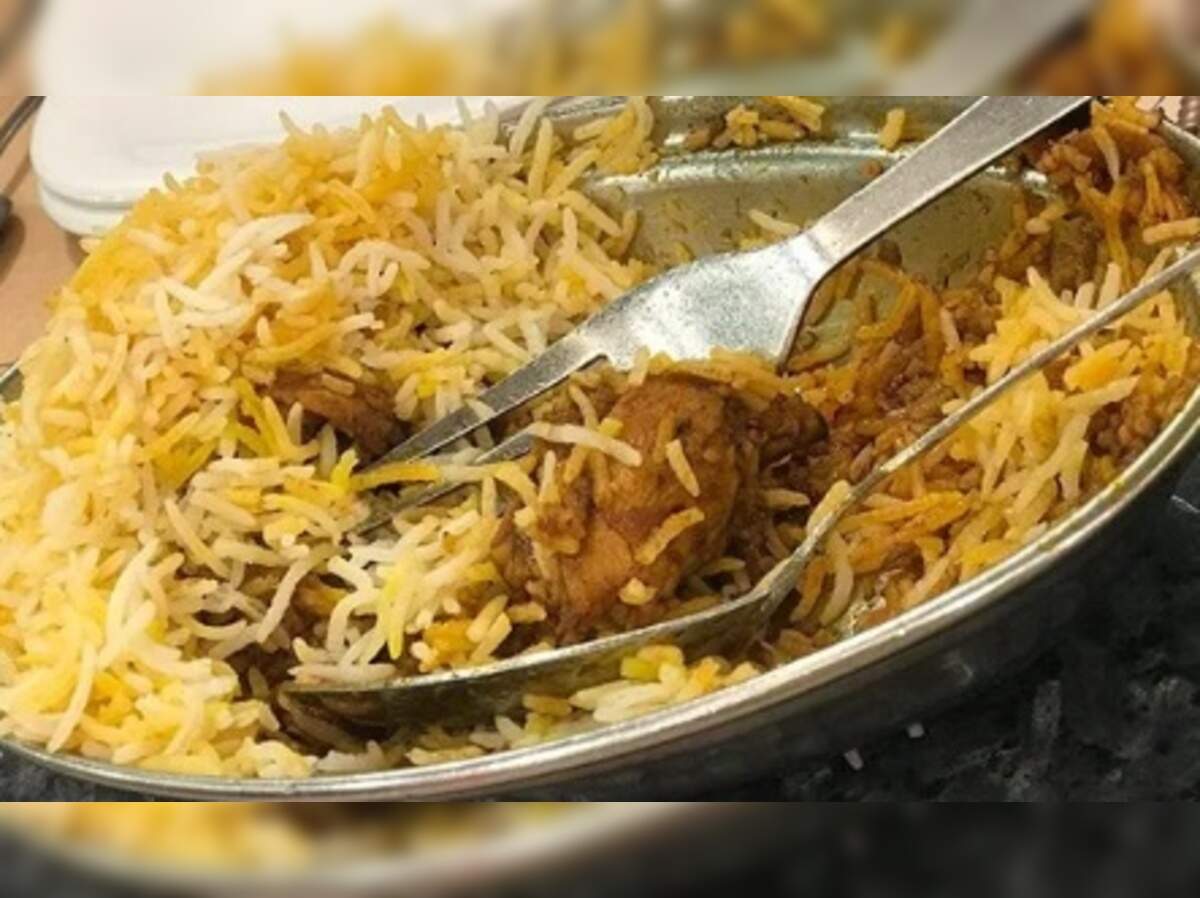 worms in chicken biryani: பிரியாணியில் நெளிந்த புழுக்கள்... வாடிக்கையாளர் அதிர்ச்சி...!! - worms in chicken biryani in chennai shop shocked customers | Samayam Tamil