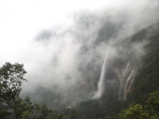 Cherrapunji: Meghalaya உலகிலேயே அதிக அளவு மழை பெய்யும் ஊர் இதுதான்! - most wettest place in the world - visit to cherrapunji | Samayam Tamil