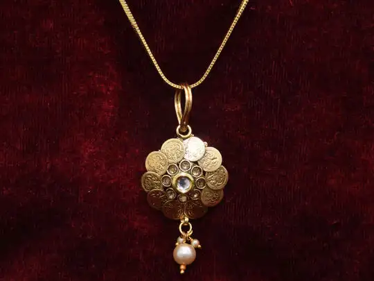 Yellow Gold And Diamond Pendant, इस 