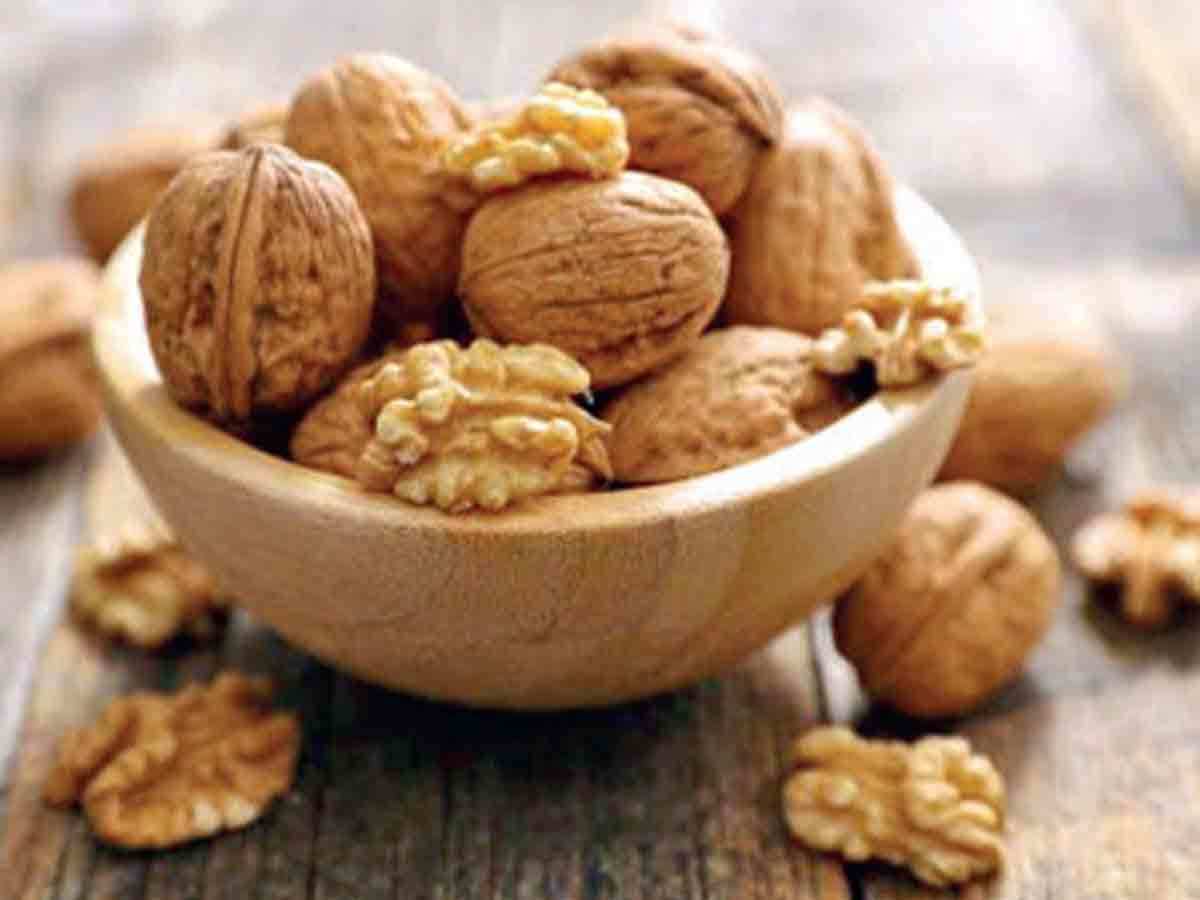 benefits of walnuts: रोजाना 4 अखरोट खाएं, कैंसर-डायबीटीज जैसी बीमारियां दूर  भगाएं - eat 4 walnuts daily keep diseases such as cancer diabetes away |  Navbharat Times