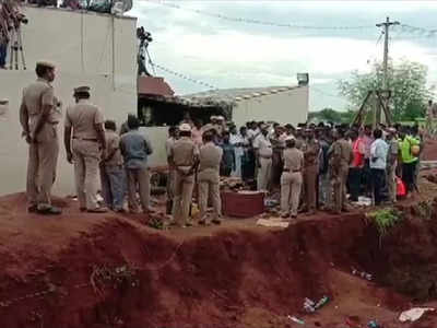 तमिलनाडु: बोरवेल में गिरा बच्चा खिसककर 100 फुट पहुंचा, बचाने के प्रयास जारी 