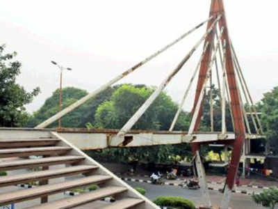 दिल्ली में चोरी हो गया फुटओवर ब्रिज! रेलिंग और ईंटें तक उठा ले गए लोग