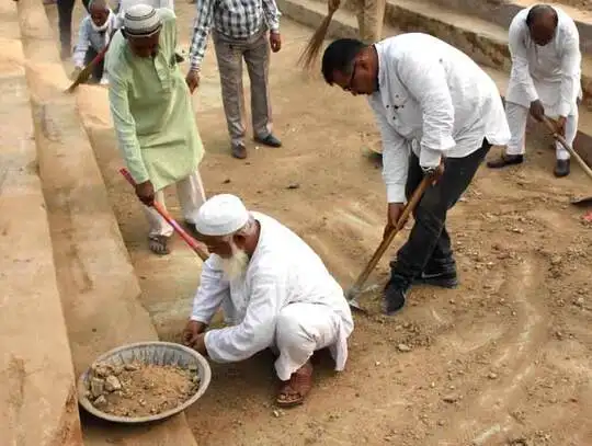 Chhath Puja, गंगा-जमुनी तहजीब की खूबसूरत मिसाल, सागरपुर में 15 साल से छठ  घाट तैयार कर रहे मुस्लिम - muslim preparing chhath puja ghat in delhi -  Navbharat Times