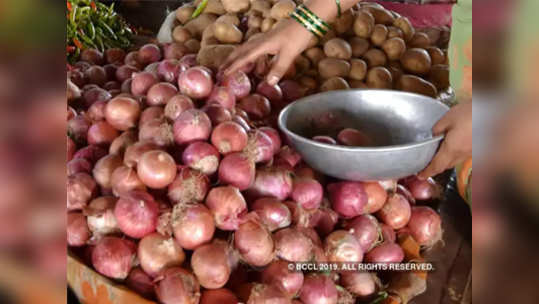 कांदा रडवतोय; दर ८० रुपये किलोंवर