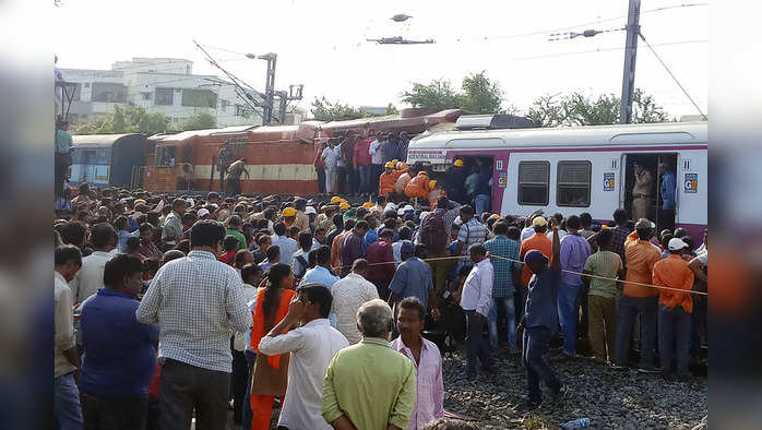 Telangana, Nov 11 (ANI): 5 injured after 3 coaches of Lingampalli-Falaknuma train and 4 coaches of Kurnool City-Secunderabad Hundry Express derailed, following collision of the two trains at Kacheguda Railway Station in Hyderabad on Monday. (ANI Photo)