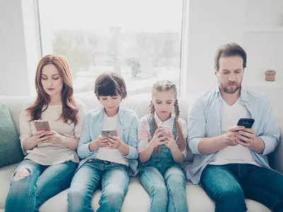 बच्चों को लग रही इंटरनेट की लत, 8-12 साल के बच्चे बिताते हैं 5 घंटे ऑनलाइन 