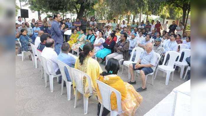 गांधीबाग उद्यानात आयोजीत ‘वॉक अॅंण्ड टॉक विथ मेयर’या कार्यक्रमात नागरिकांशी संवाद साधतांना महापौर संदीप जोशी. शेजारी अॅड. संजय बालपांडे, प्रमोद चिखले, विजय चुटेले, माजी महापौर अर्चना डेहनकर व अन्य.