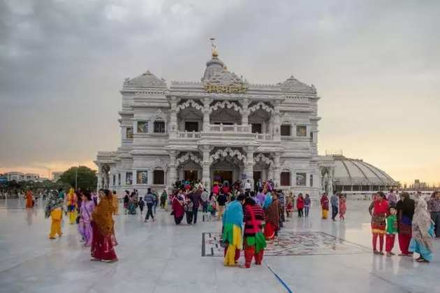 nidhivan temple in vrindavan : కృష్ణుడు ప్రతి రోజూ రాత్రి ఇక్కడ రాసలీల ...