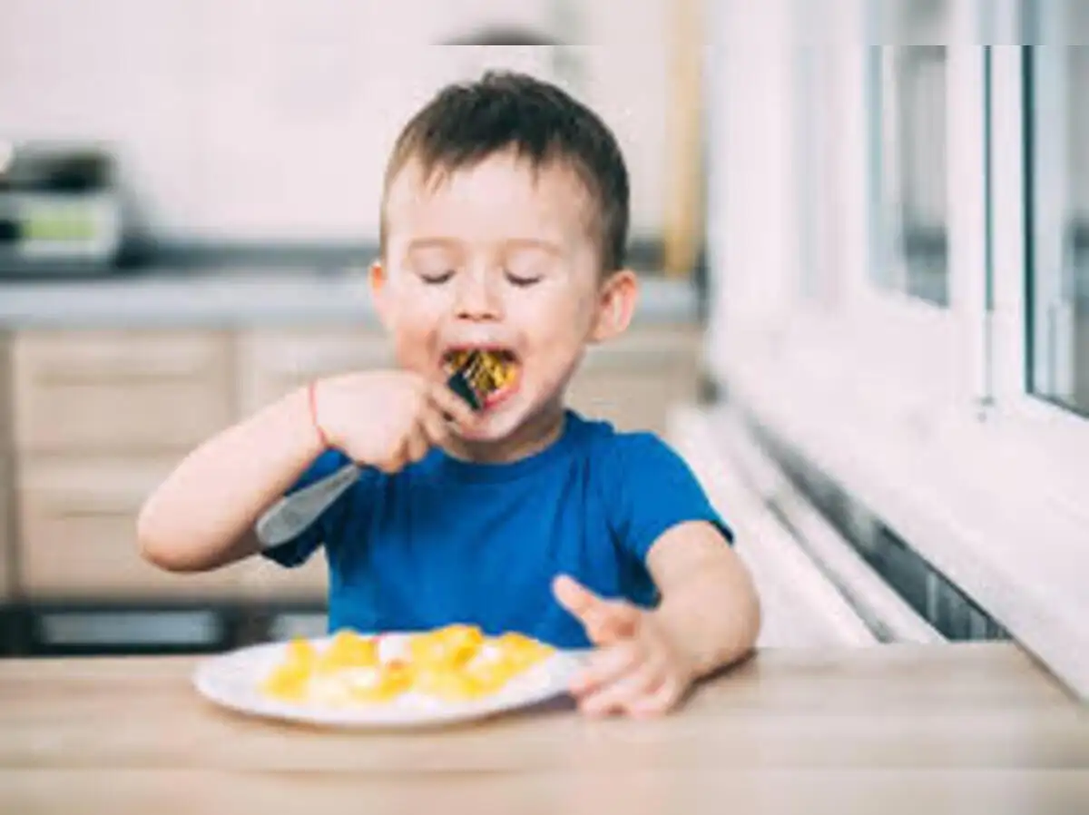 how to feed food for kids: குழந்தைங்க சாப்பிடாம அடம் பிடிக்குதா?... என்ன  பண்ணினா சமத்தா சாப்பிடுவாங்க... - how to feed food for adamant kids in  tamil | Samayam Tamil