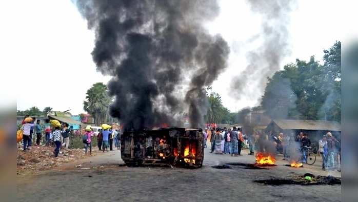 Birbhum: Protestors of anti-Citizenship Act set a vehicle on fire, at Loharpur in Birbhum, Sunday, Dec. 15, 2019. (PTI Photo) (PTI12_15_2019_000207B)