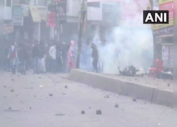  Protesters on the streets in Kanpur "title =" Demonstrators on the streets in Kanpur "width =" 600 "height =" 430 " /> <p> In Kanpur, both the Friday and Saturday were created by miscreants. On Friday, the crowd arrived at Haleem Muslim College with a cloth tied to their mouth towards Yatim. Then some miscreants started stoning the police. On Saturday, the situation arose that the RAF was deployed. </p> </p></div> </li> <li> <div class=