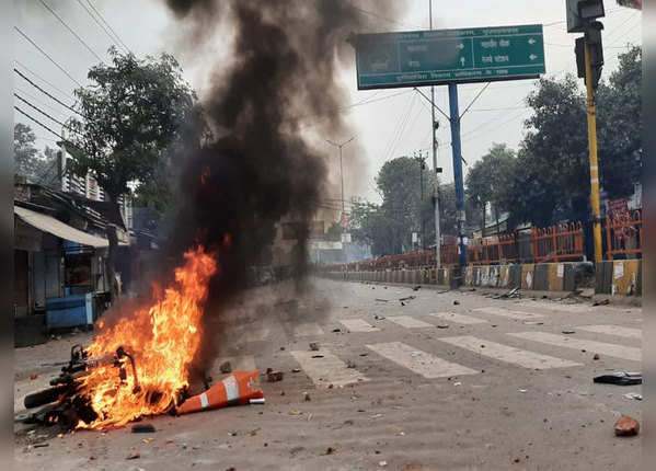  City of Nawabs Gets Smoke "title =" Smoke-Smoke City of Nawabs "width =" 600 "height =" 430 "/ > <p> The condition of the districts of Uttar Pradesh can also be gauged from the capital Lucknow. Satkhanda police post was burnt, vehicles were burnt. All the arrangements fell in front of the crowd of protesters. UP Congress Chief Ajay Kumar Where have all the agencies gone, says Lallu. The experience has proved to be a failure. </p> </p></div> </li> <li> <div class=